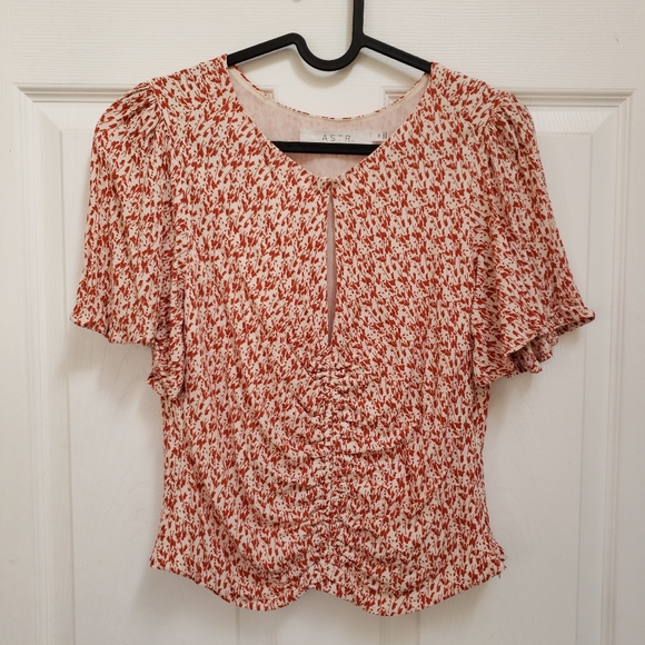 ASTR the Label Red Orange White Ditsy Keyhole Flutter Sleeve Top - Picture 1 of 8